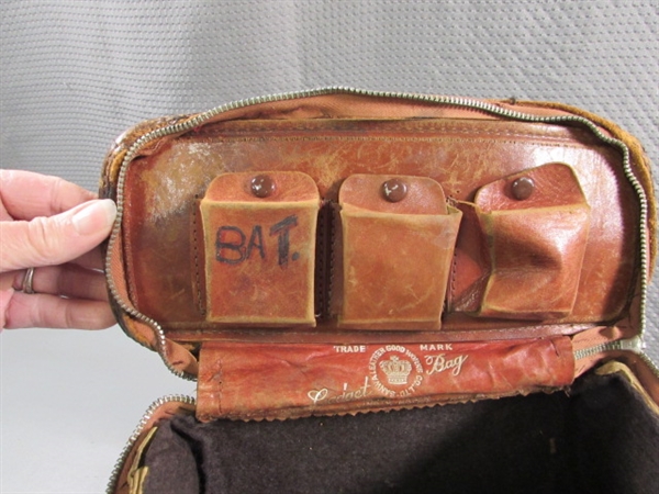 VINTAGE AGFA BOX CAMERA & LEATHER CAMERA BAG