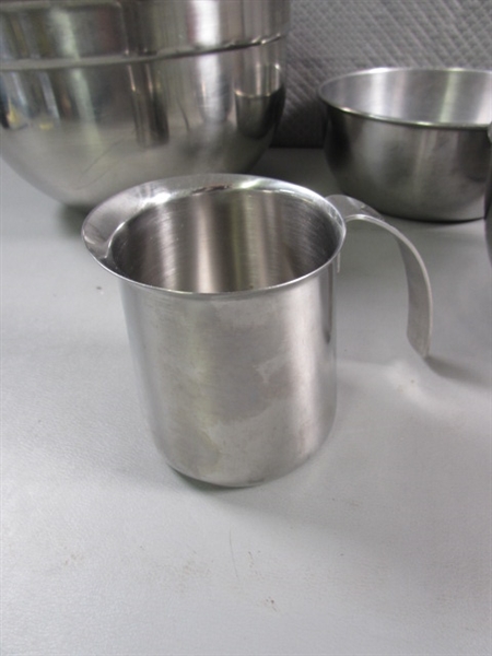 STAINLESS STEEL MIXING BOWLS & PYREX BAKING PANS