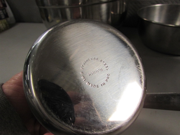 STAINLESS STEEL MIXING BOWLS & PYREX BAKING PANS