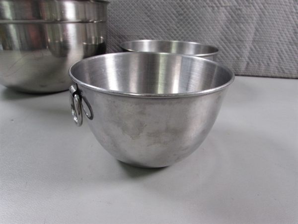 STAINLESS STEEL MIXING BOWLS & PYREX BAKING PANS