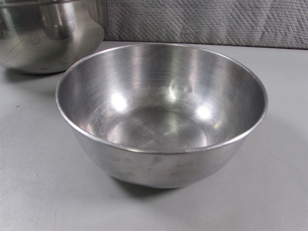 STAINLESS STEEL MIXING BOWLS & PYREX BAKING PANS