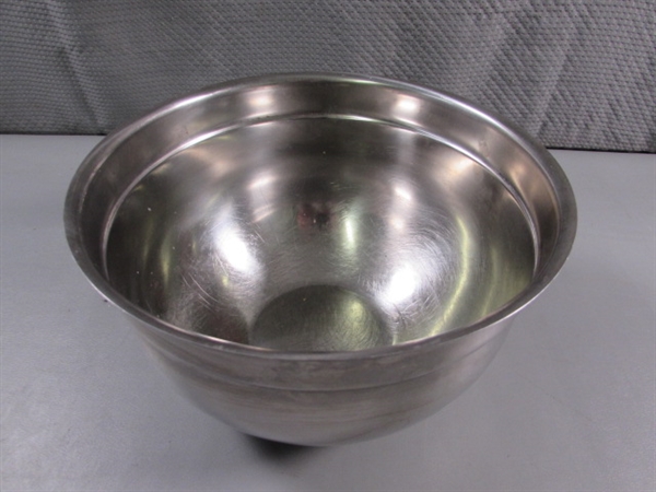 STAINLESS STEEL MIXING BOWLS & PYREX BAKING PANS