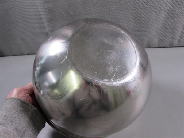 STAINLESS STEEL MIXING BOWLS & PYREX BAKING PANS