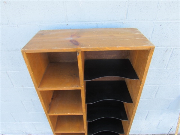 DIVIDED SHELVING UNIT W/WOOD & METAL SHELVES