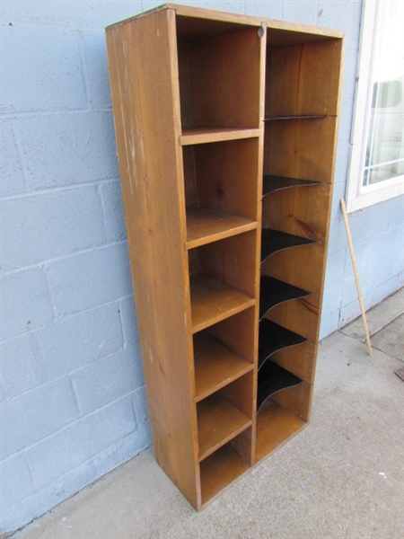 DIVIDED SHELVING UNIT W/WOOD & METAL SHELVES