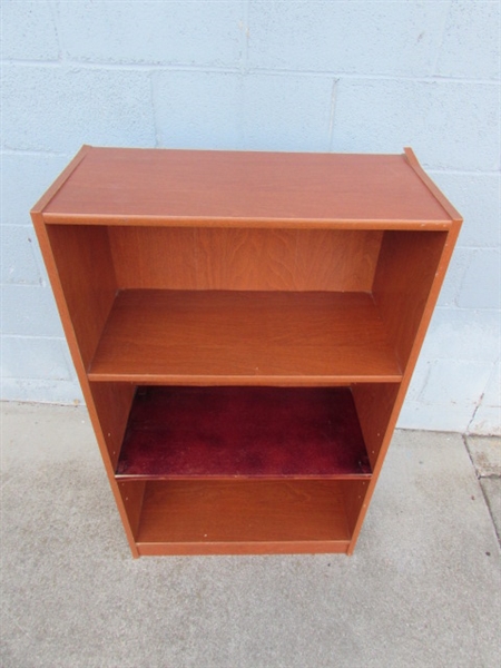 SMALL WOODEN BOOKSHELF