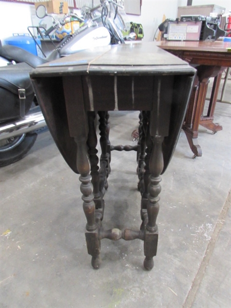 VINTAGE/ANTIQUE GATE LEG OVAL TABLE