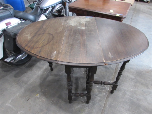 VINTAGE/ANTIQUE GATE LEG OVAL TABLE