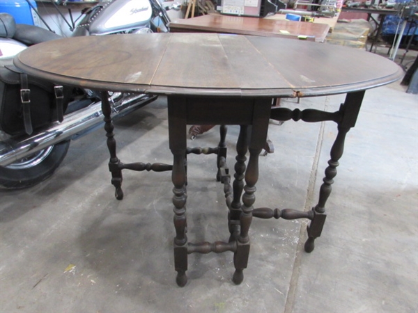 VINTAGE/ANTIQUE GATE LEG OVAL TABLE