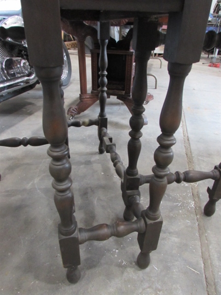 VINTAGE/ANTIQUE GATE LEG OVAL TABLE