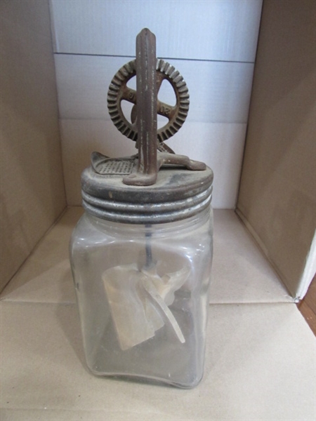 ANTIQUE DAZEY 2 QUART BUTTER CHURN