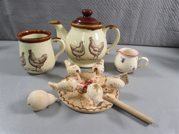 VTG 1979 ENESCO COUNTRY ROAD TEA POT & MUG, SMALL STONEWARE CREAMER & CHICKEN PECKER TOY