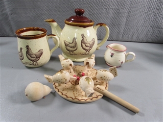 VTG 1979 ENESCO COUNTRY ROAD TEA POT & MUG, SMALL STONEWARE CREAMER & CHICKEN PECKER TOY