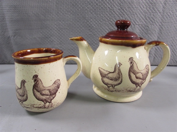 VTG 1979 ENESCO COUNTRY ROAD TEA POT & MUG, SMALL STONEWARE CREAMER & CHICKEN PECKER TOY