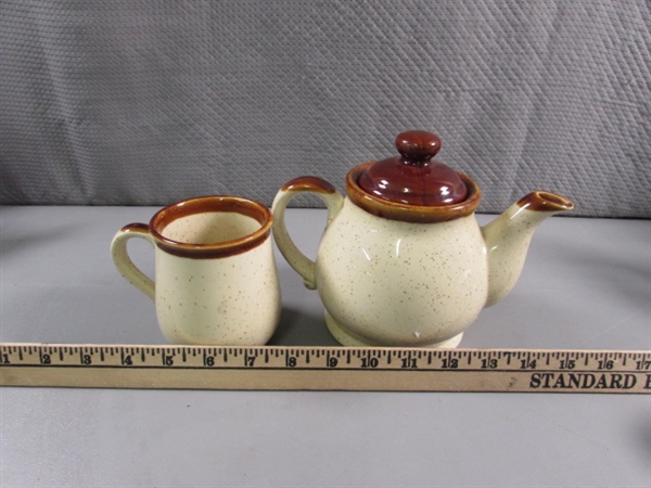 VTG 1979 ENESCO COUNTRY ROAD TEA POT & MUG, SMALL STONEWARE CREAMER & CHICKEN PECKER TOY