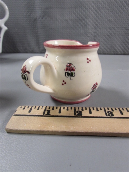 VTG 1979 ENESCO COUNTRY ROAD TEA POT & MUG, SMALL STONEWARE CREAMER & CHICKEN PECKER TOY