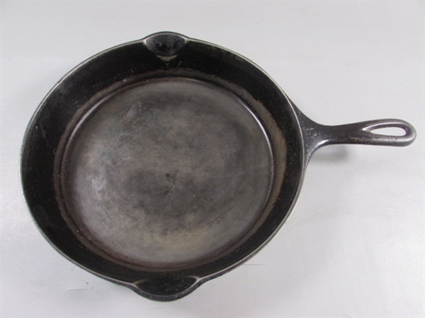 10.5 GRISWOLD CAST IRON FRYING PAN