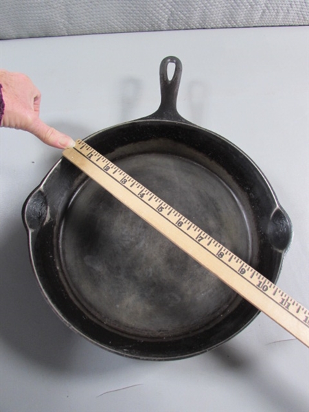 10.5 GRISWOLD CAST IRON FRYING PAN