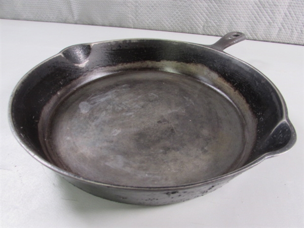 10.5 GRISWOLD CAST IRON FRYING PAN