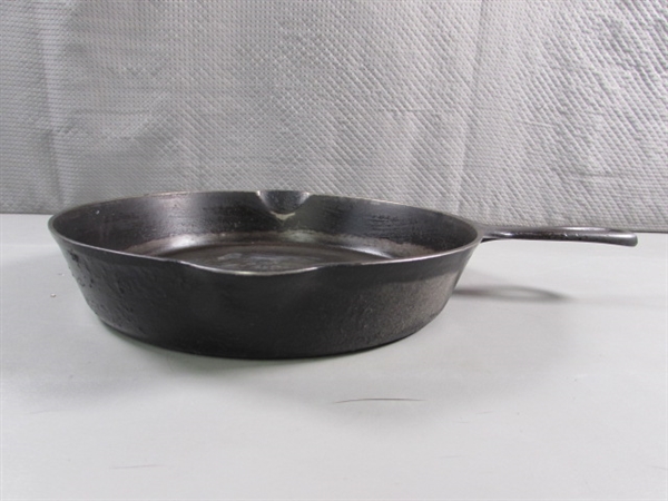 10.5 GRISWOLD CAST IRON FRYING PAN