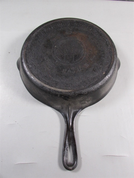 10.5 GRISWOLD CAST IRON FRYING PAN