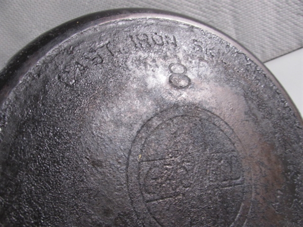 10.5 GRISWOLD CAST IRON FRYING PAN