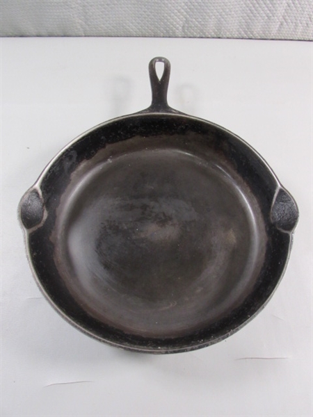 10.5 GRISWOLD CAST IRON FRYING PAN