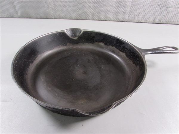 10.5 GRISWOLD CAST IRON FRYING PAN