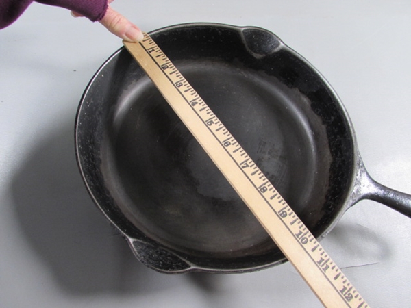 10.5 GRISWOLD CAST IRON FRYING PAN