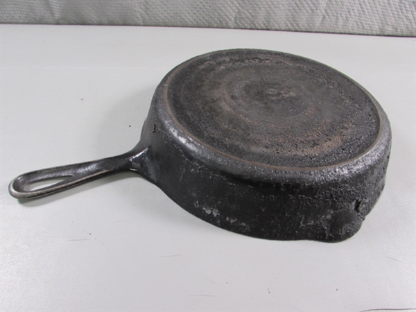 10.5 GRISWOLD CAST IRON FRYING PAN