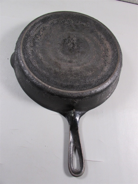 10.5 GRISWOLD CAST IRON FRYING PAN