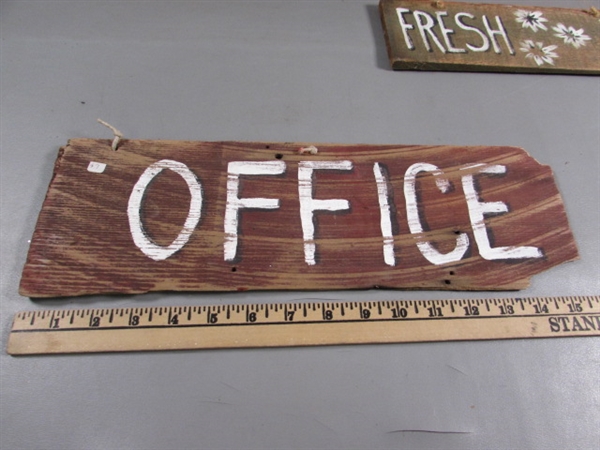 HAND PAINTED WOODEN SIGNS & A WOODEN TRAY