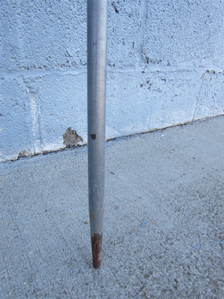 METAL ARROW YARD STAKE W/CHALKBOARD SURFACE