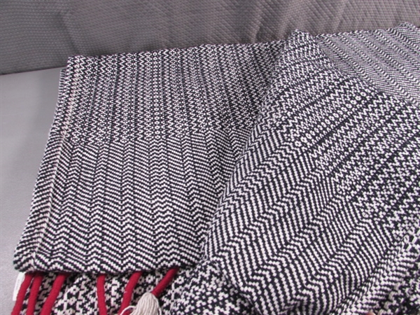 NEW BLACK & WHITE COTTON THROW W/FRINGE