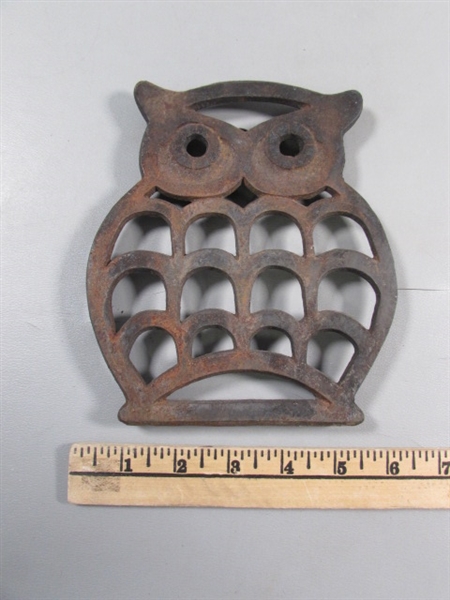 VINTAGE WOODEN ROLLING PIN & CAST IRON OWL TRIVET, NEW CAST IRON BEAR BOTTLE OPENER