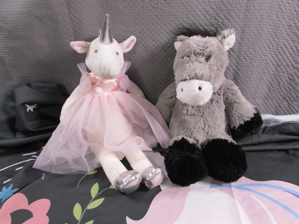 UNICORN FABRIC BANNER, PLUSH TOYS & FUN JEWELRY