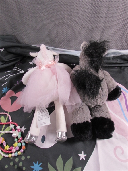 UNICORN FABRIC BANNER, PLUSH TOYS & FUN JEWELRY