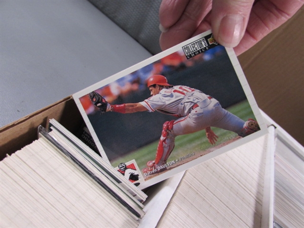 1 5-ROW BOX OF VARIOUS SPORTS TRADING CARDS