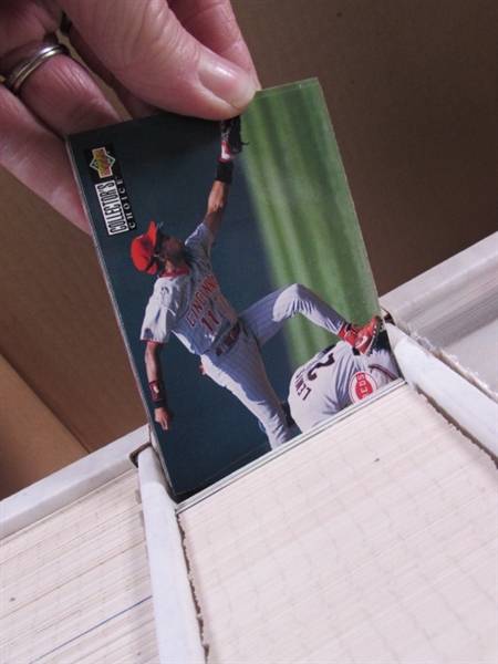 1 5-ROW BOX OF VARIOUS SPORTS TRADING CARDS