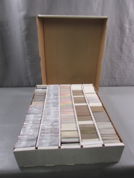 1 5-ROW BOX OF VARIOUS SPORTS TRADING CARDS