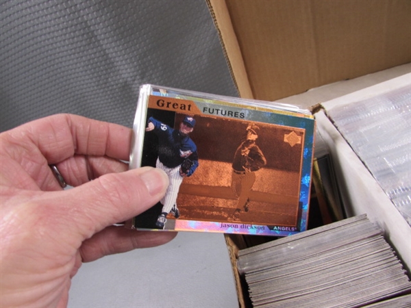 1 5-ROW BOX OF VARIOUS SPORTS TRADING CARDS