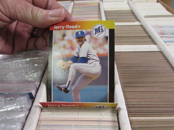 1 5-ROW BOX OF VARIOUS SPORTS TRADING CARDS