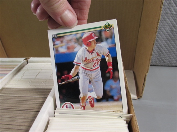 1 5-ROW BOX OF VARIOUS SPORTS TRADING CARDS