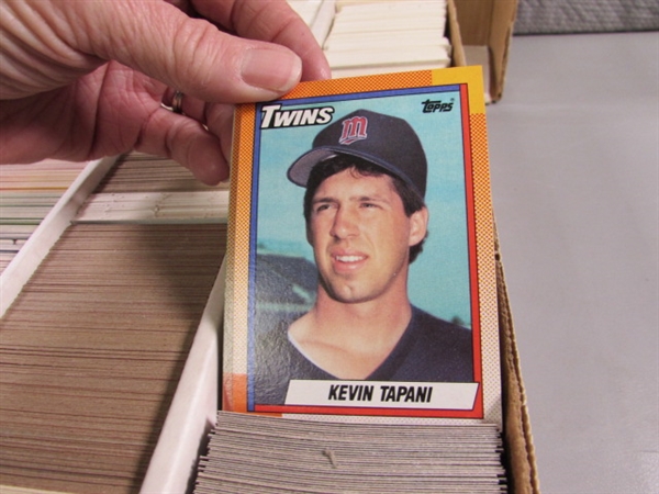 1 5-ROW BOX OF VARIOUS SPORTS TRADING CARDS