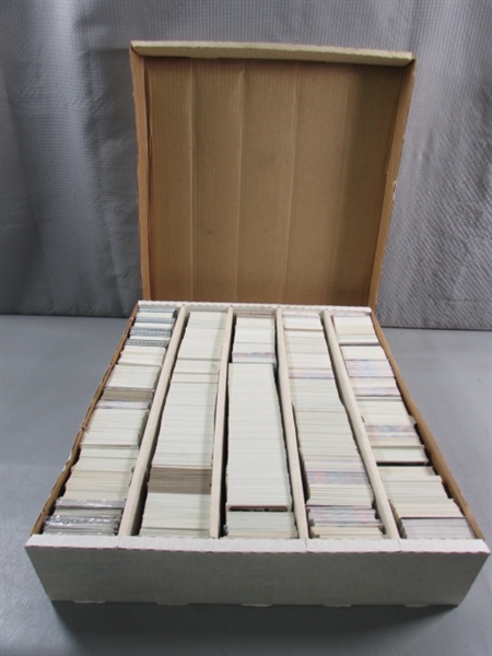 1 5-ROW BOX OF VARIOUS SPORTS TRADING CARDS