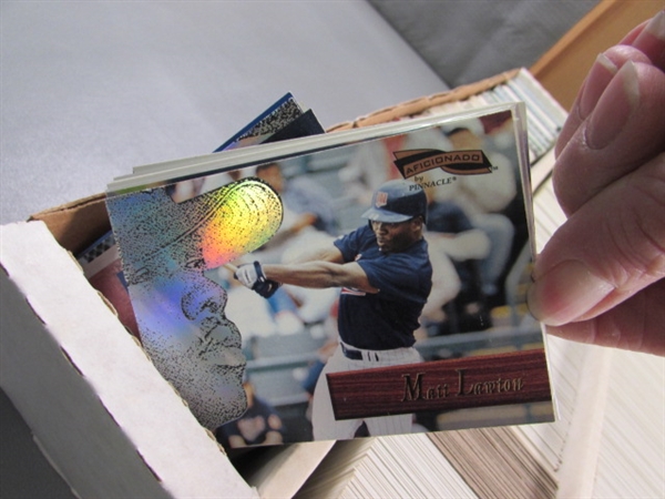 1 5-ROW BOX OF VARIOUS SPORTS TRADING CARDS