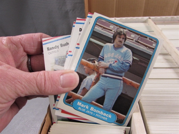 1 5-ROW BOX OF VARIOUS SPORTS TRADING CARDS