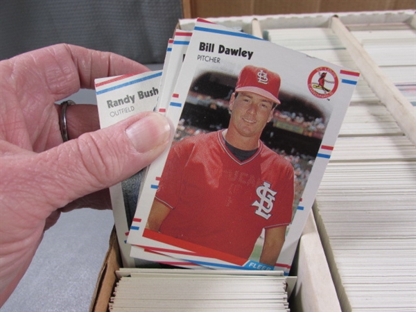 1 5-ROW BOX OF VARIOUS SPORTS TRADING CARDS