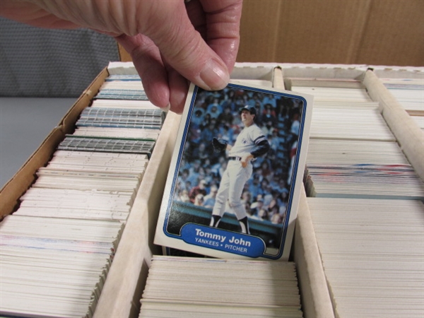 1 5-ROW BOX OF VARIOUS SPORTS TRADING CARDS