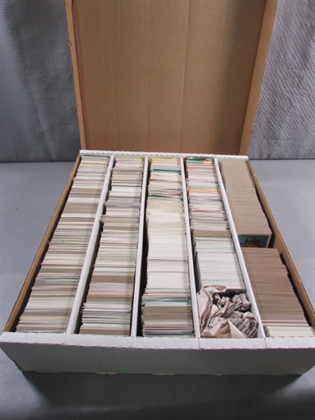 1 5-ROW BOX OF VARIOUS SPORTS TRADING CARDS